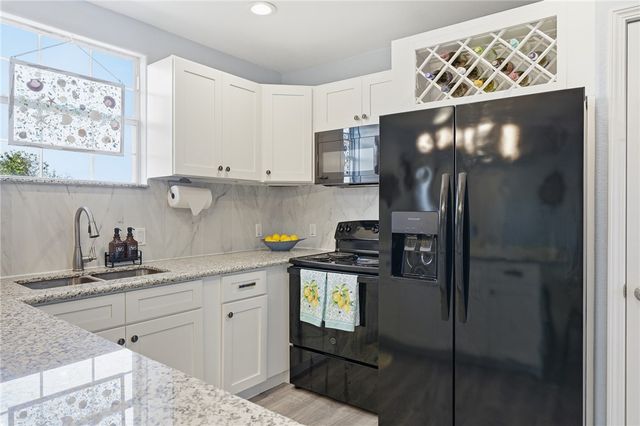 235 W Club Oak Lane, Rockport, TX 78382