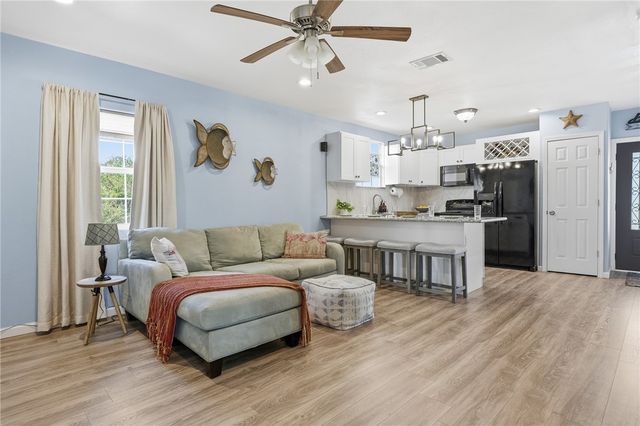 235 W Club Oak Lane, Rockport, TX 78382