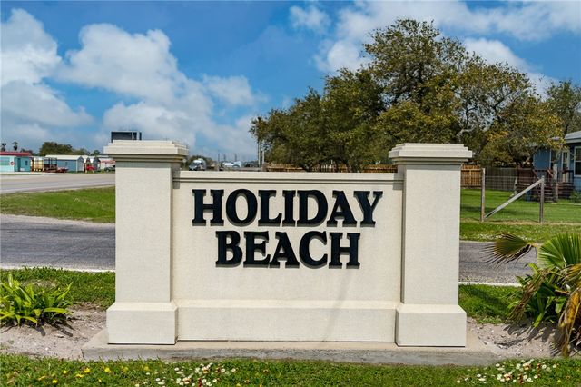 235 W Club Oak Lane, Rockport, TX 78382