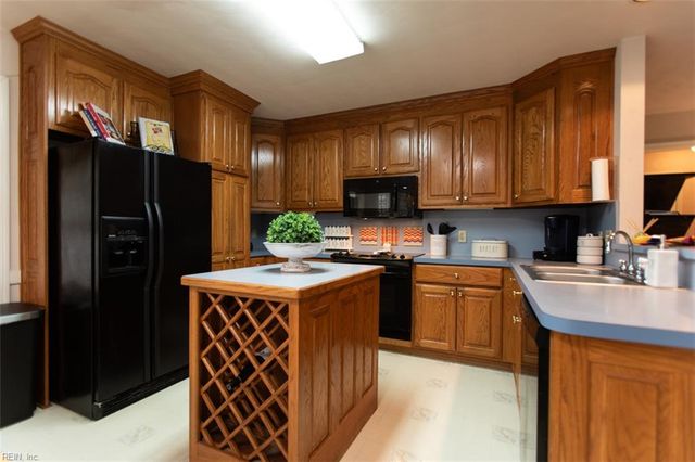 102 Sunrise Bluff LN, Smithfield, VA 23430