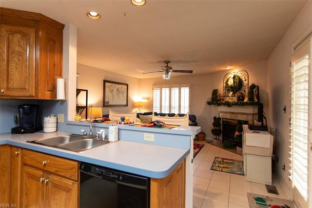 102 Sunrise Bluff LN, Smithfield, VA 23430