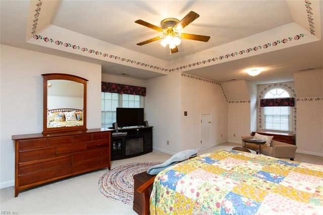 102 Sunrise Bluff LN, Smithfield, VA 23430