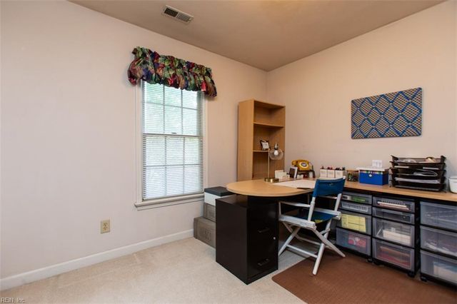 102 Sunrise Bluff LN, Smithfield, VA 23430