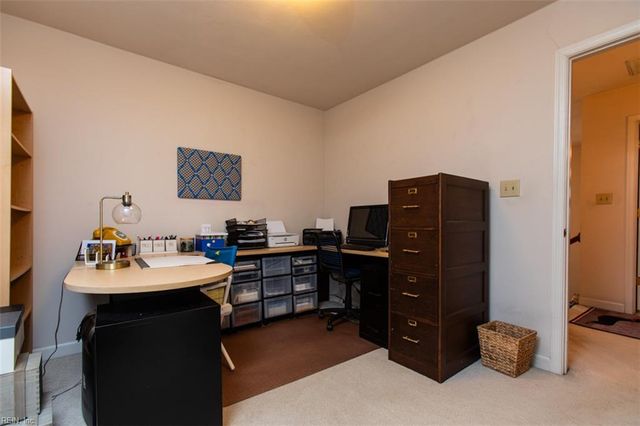 102 Sunrise Bluff LN, Smithfield, VA 23430