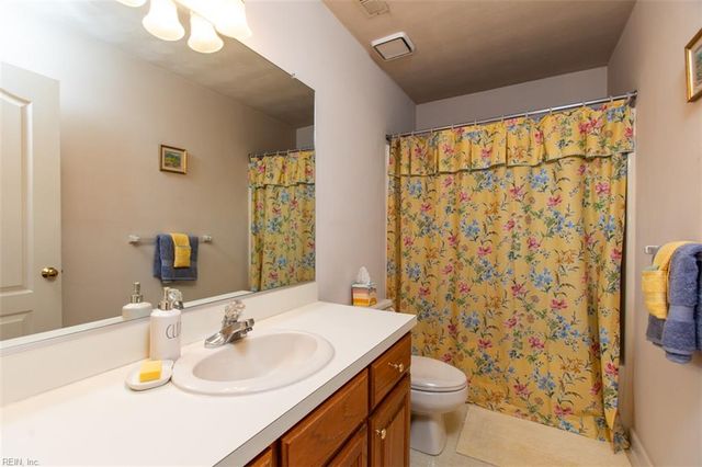 102 Sunrise Bluff LN, Smithfield, VA 23430