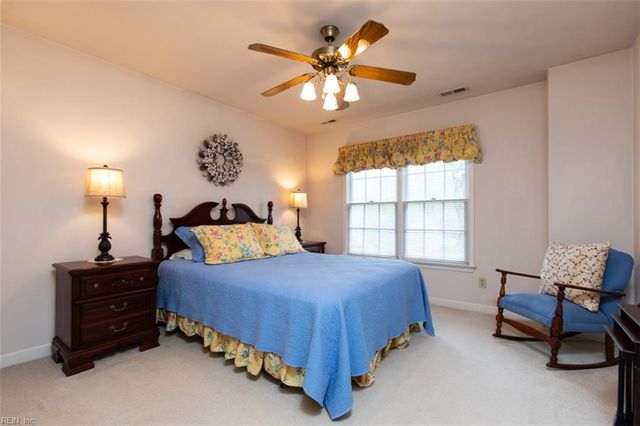 102 Sunrise Bluff LN, Smithfield, VA 23430
