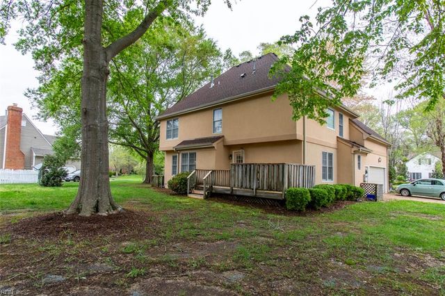 102 Sunrise Bluff LN, Smithfield, VA 23430