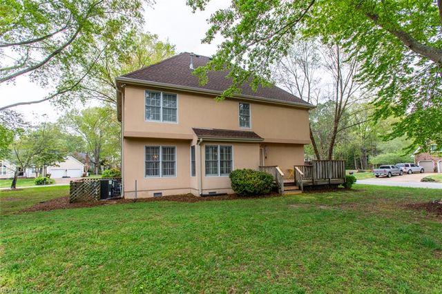 102 Sunrise Bluff LN, Smithfield, VA 23430