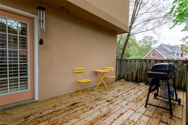 102 Sunrise Bluff LN, Smithfield, VA 23430