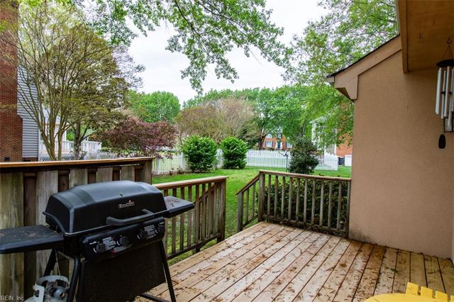 102 Sunrise Bluff LN, Smithfield, VA 23430