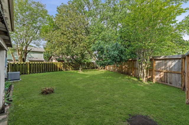 25 Regency Lane, Houston, TX 77088