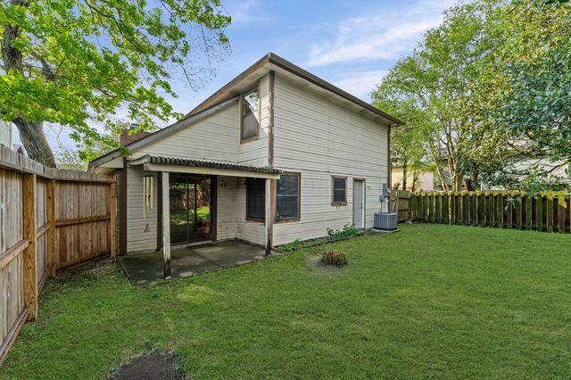 25 Regency Lane, Houston, TX 77088