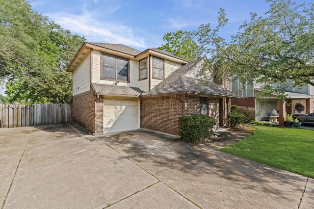 25 Regency Lane, Houston, TX 77088