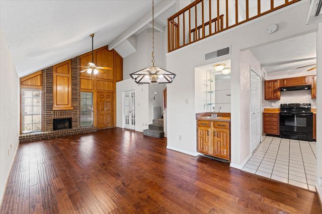 25 Regency Lane, Houston, TX 77088