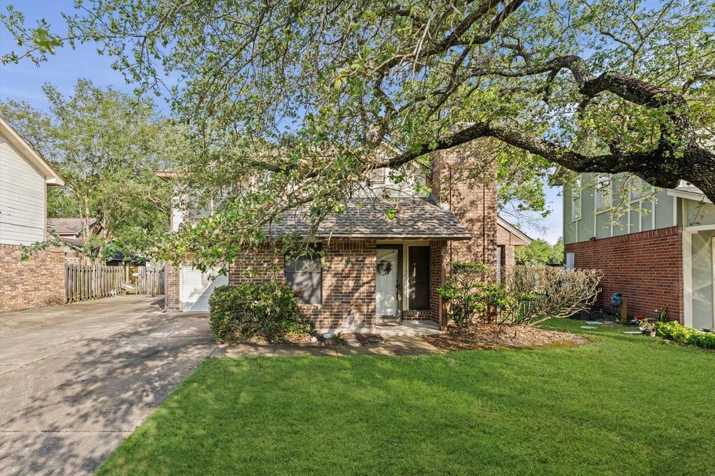 25 Regency Lane, Houston, TX 77088