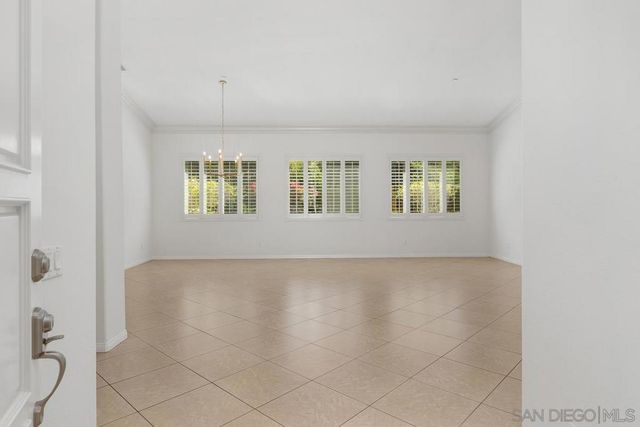 672 Inverlochy Dr, Fallbrook, CA 92028