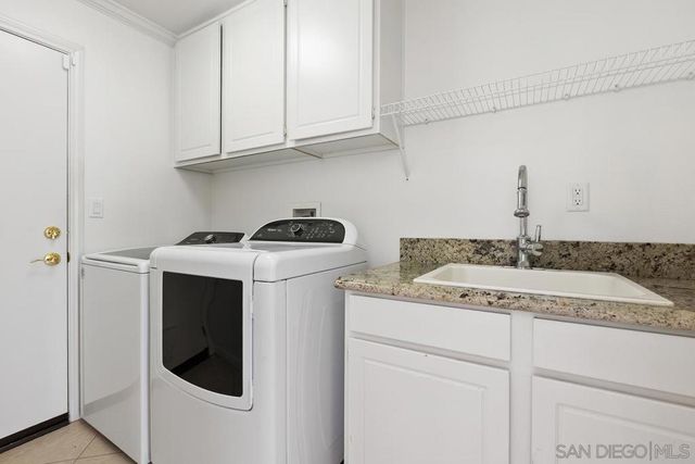 672 Inverlochy Dr, Fallbrook, CA 92028