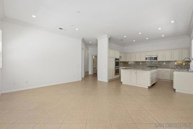 672 Inverlochy Dr, Fallbrook, CA 92028
