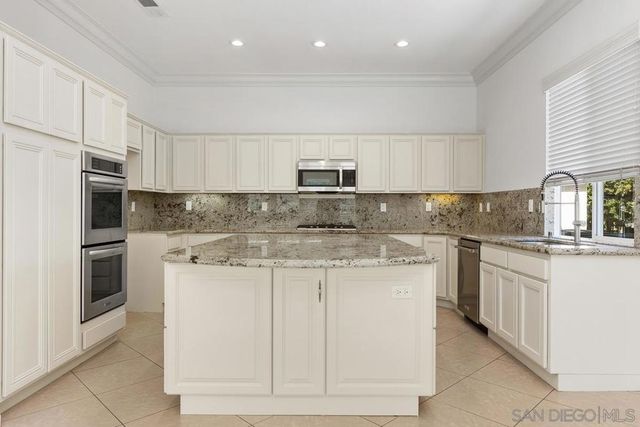 672 Inverlochy Dr, Fallbrook, CA 92028