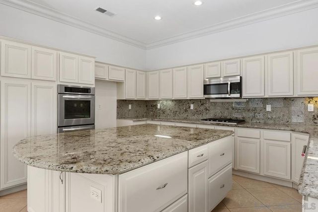 672 Inverlochy Dr, Fallbrook, CA 92028