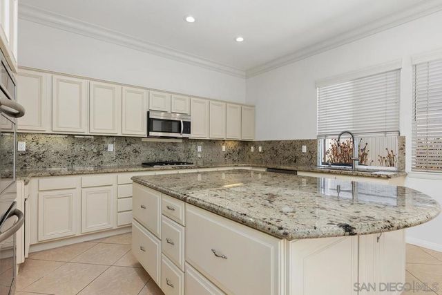 672 Inverlochy Dr, Fallbrook, CA 92028