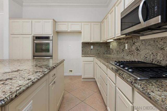 672 Inverlochy Dr, Fallbrook, CA 92028