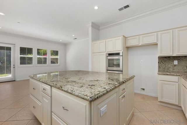 672 Inverlochy Dr, Fallbrook, CA 92028