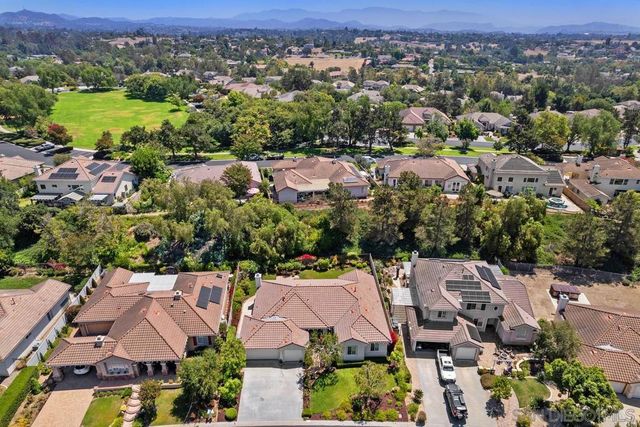 672 Inverlochy Dr, Fallbrook, CA 92028