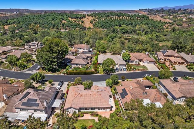 672 Inverlochy Dr, Fallbrook, CA 92028