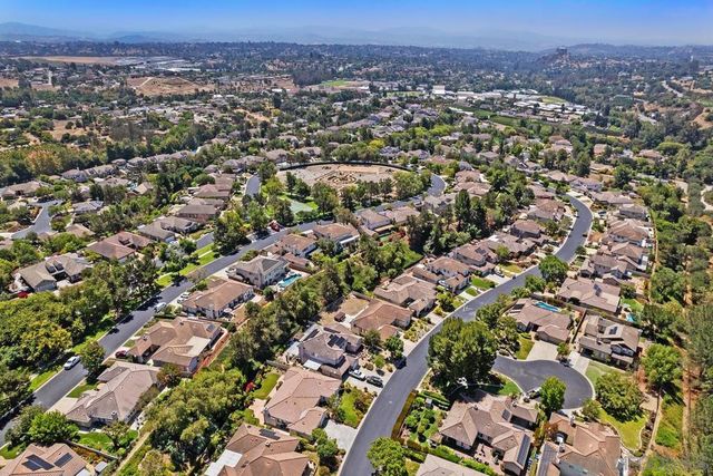 672 Inverlochy Dr, Fallbrook, CA 92028