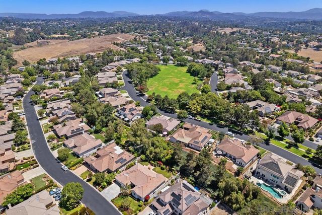 672 Inverlochy Dr, Fallbrook, CA 92028