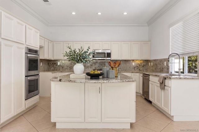672 Inverlochy Dr, Fallbrook, CA 92028