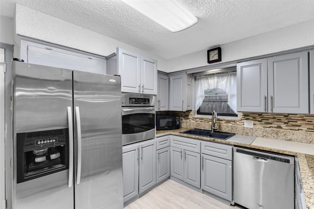 800 Patricia Street, Irving, TX 75060