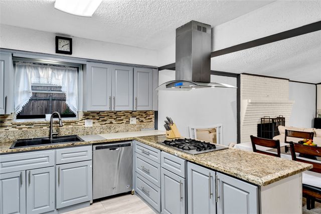800 Patricia Street, Irving, TX 75060