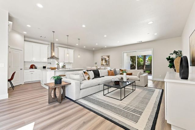 5027 Engle Rd, Carmichael, CA 95608