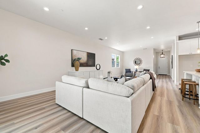 5027 Engle Rd, Carmichael, CA 95608