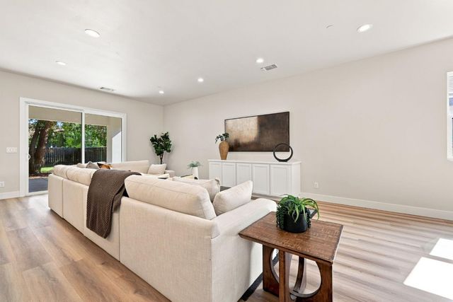 5027 Engle Rd, Carmichael, CA 95608