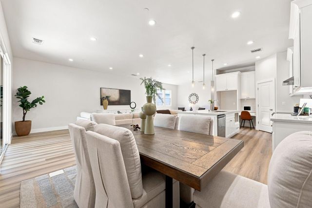 5027 Engle Rd, Carmichael, CA 95608