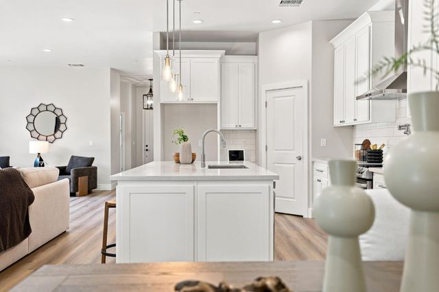 5027 Engle Rd, Carmichael, CA 95608
