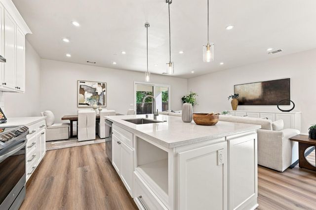 5027 Engle Rd, Carmichael, CA 95608