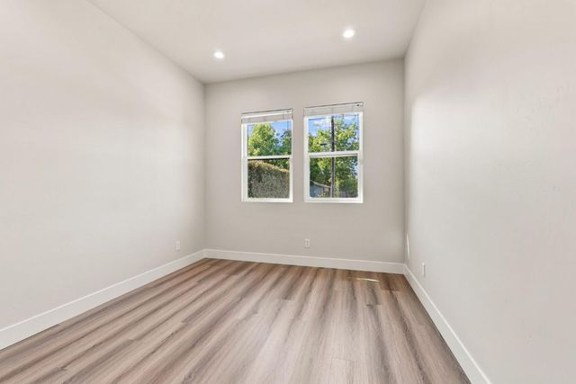 5027 Engle Rd, Carmichael, CA 95608