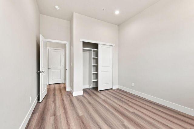 5027 Engle Rd, Carmichael, CA 95608