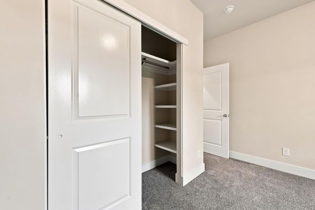 5027 Engle Rd, Carmichael, CA 95608