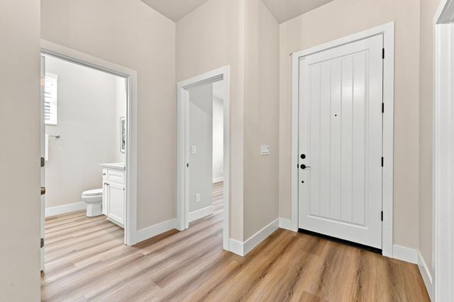 5027 Engle Rd, Carmichael, CA 95608