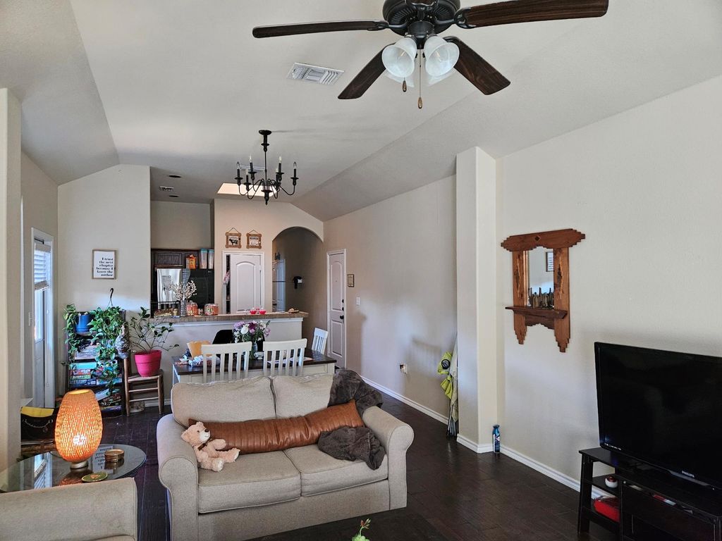 101 Creekside Villa DR, Kyle, TX 78640