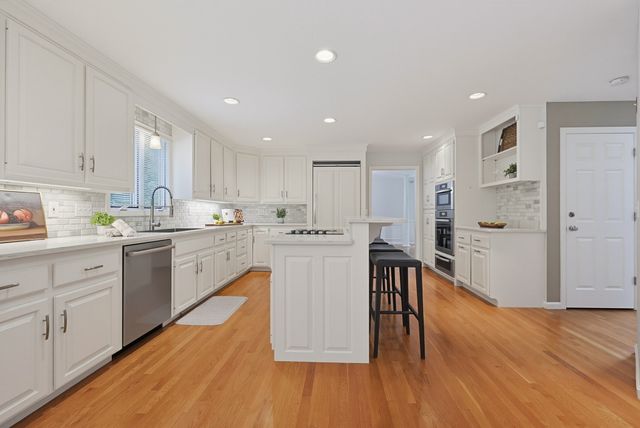 78 Duck Pond Dr, Groton, MA 01450