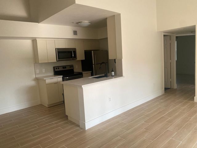 2457 Centergate Dr 302, Miramar, FL 33025