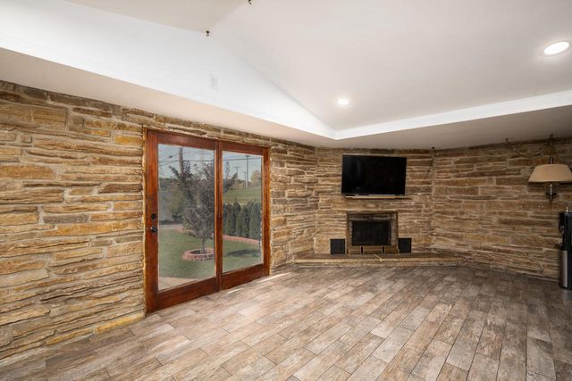 945 W Waterford AVENUE, Milwaukee, WI 53221