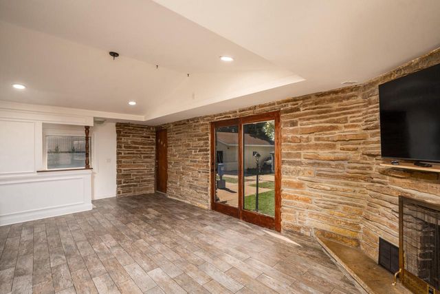 945 W Waterford AVENUE, Milwaukee, WI 53221