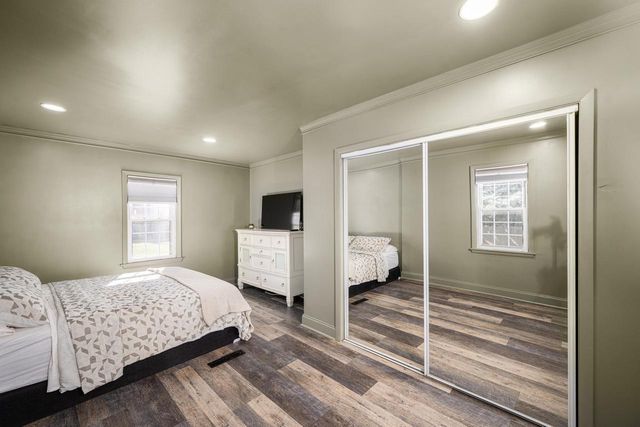 945 W Waterford AVENUE, Milwaukee, WI 53221